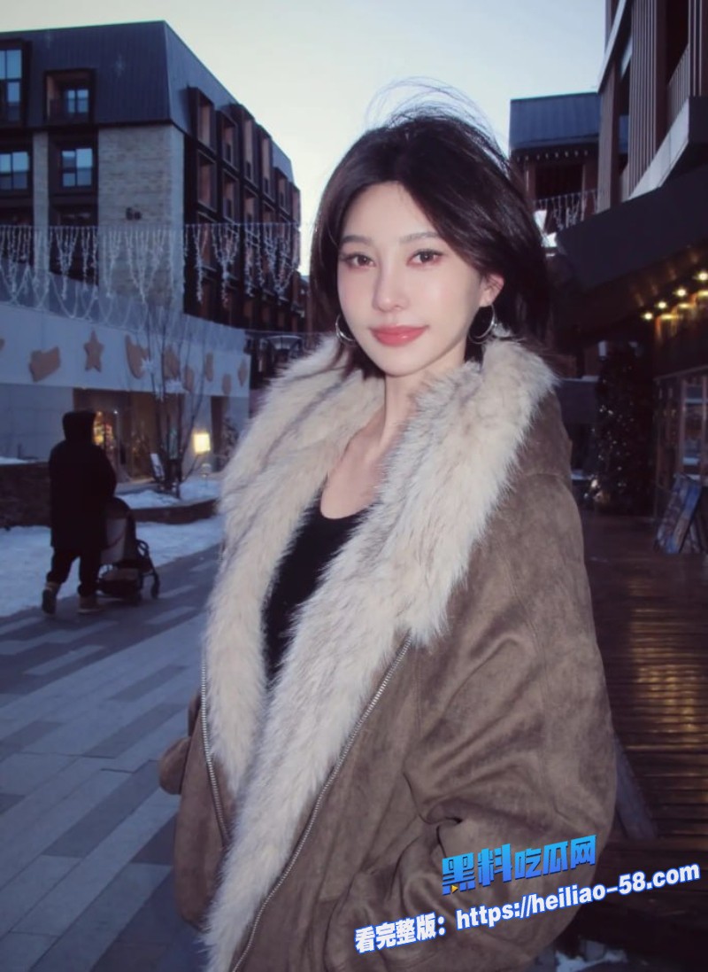 高颜值精神小妹刚成年被大叔带回家一边吃鸡一边啪啪打电话 2 高颜值精神小妹刚成年被大叔带回家一边吃鸡一边啪啪打电话 2