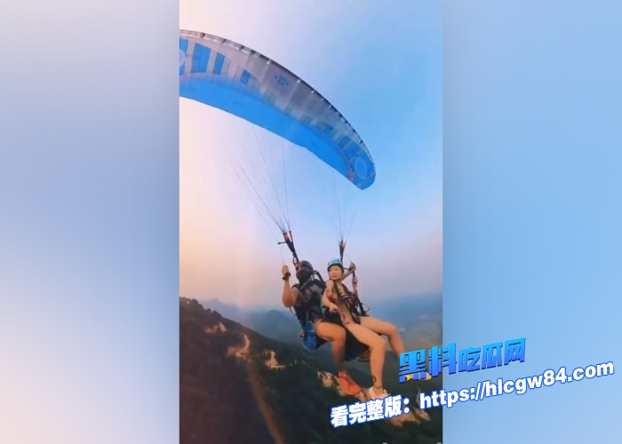 上海女孩越南岘港全裸滑翔雪白身躯感受热带微风轻颤高空全裸这也太刺激了吧1 上海女孩越南岘港全裸滑翔雪白身躯感受热带微风轻颤高空全裸这也太刺激了吧1