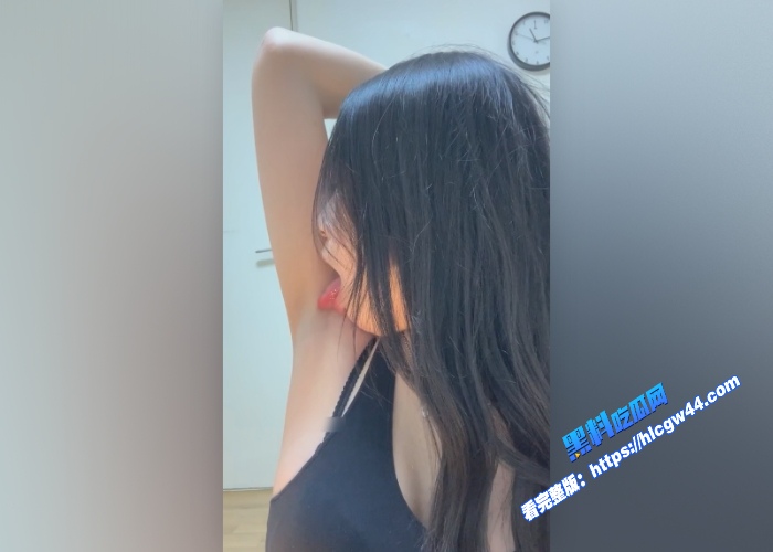 推特极品嫩妹yumi03自慰扣出骚水无套骑乘让人十分鸡动 图4WH700x500px 推特极品嫩妹yumi03自慰扣出骚水无套骑乘让人十分鸡动 图4WH700x500px