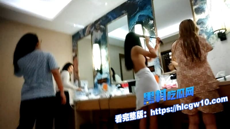 温泉会所偷拍曝光国内洗浴中心偷拍清纯学妹熟女御姐雾气朦胧里全裸窥视7 温泉会所偷拍曝光国内洗浴中心偷拍清纯学妹熟女御姐雾气朦胧里全裸窥视7