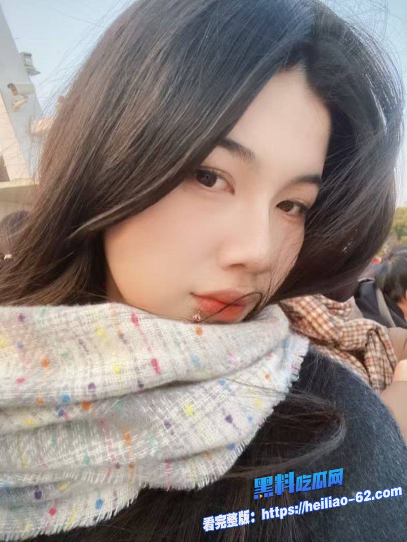 湖南嫩妹周雅私密视频外流被男友道具双插舔脚狠操3