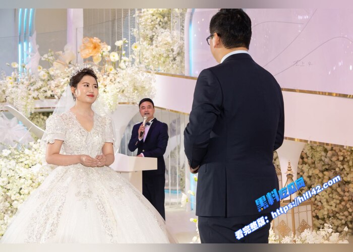 刚结婚不久的人妻少妇 可欣 被老公一顿调教 后入爆操她的蜜桃臀骚穴66