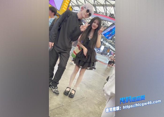 黑色蕾丝裙加白丝袜妹子 小编觉得内裤是黑色的
