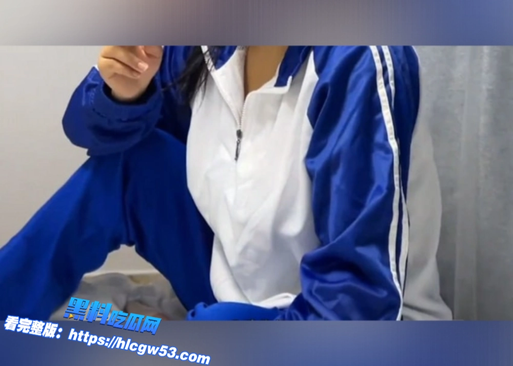 云南精神小妹躲哥哥房间抽烟被抓把柄亲哥威胁乱伦性交视频流出对白清晰超精彩 1