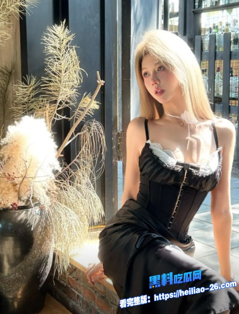 圣诞夜性感老婆穿超暴露圣诞装在楼梯口大胆露出一边骂废物老公没用2