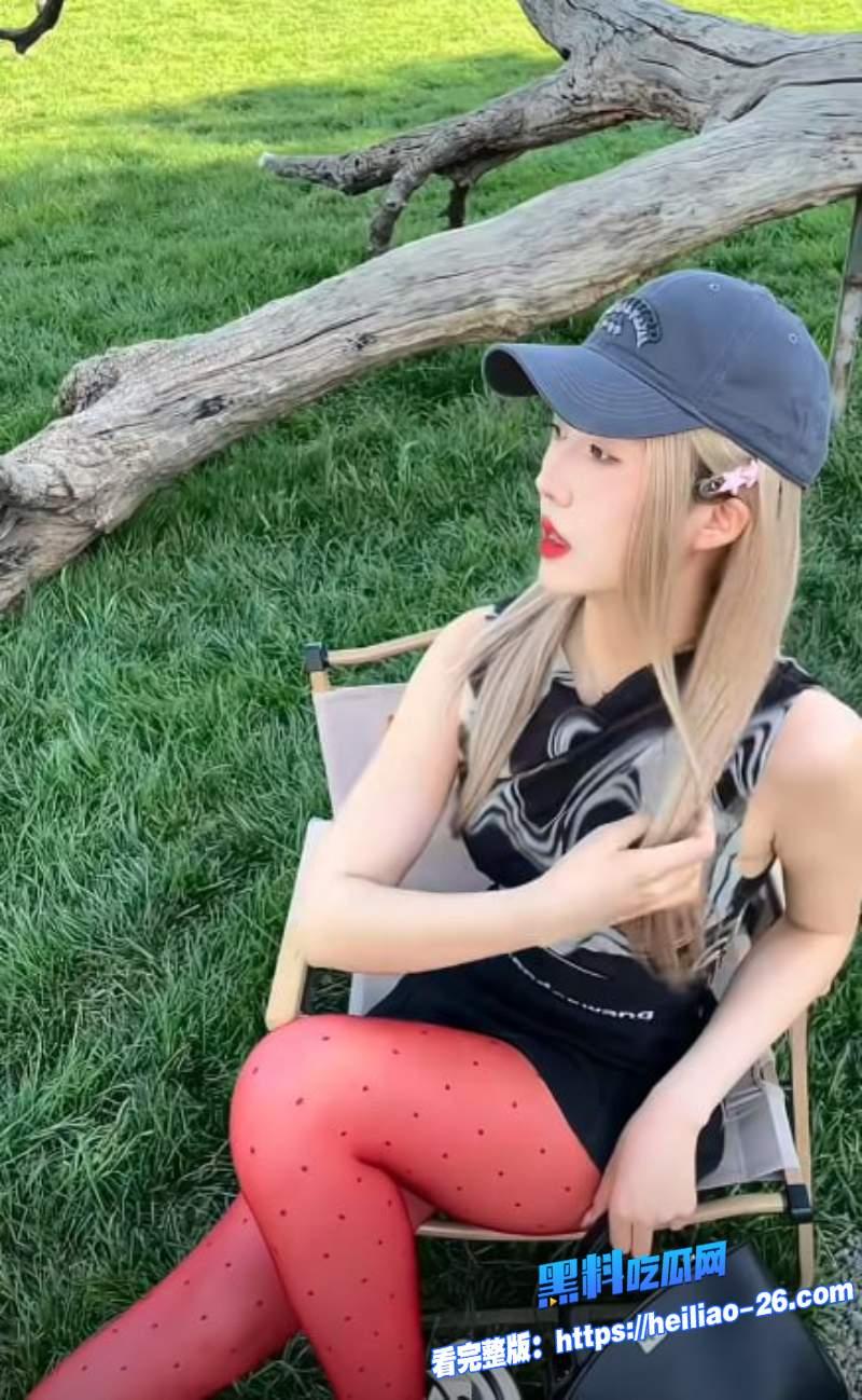 圣诞夜性感老婆穿超暴露圣诞装在楼梯口大胆露出一边骂废物老公没用6