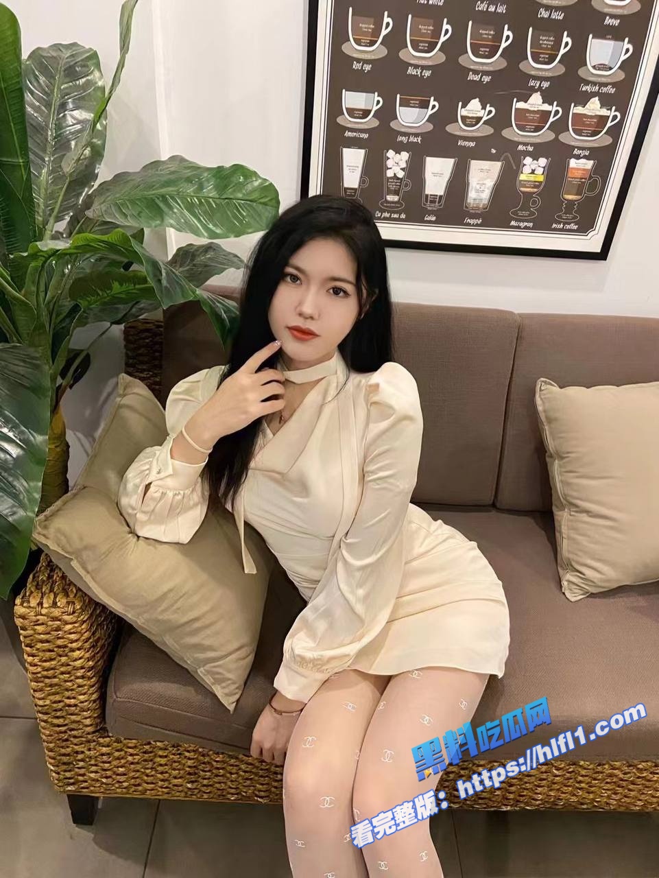 黑龙江的反差婊小母狗 颜值还不赖非常的骚 梦想就是好几的男的一起操她！2