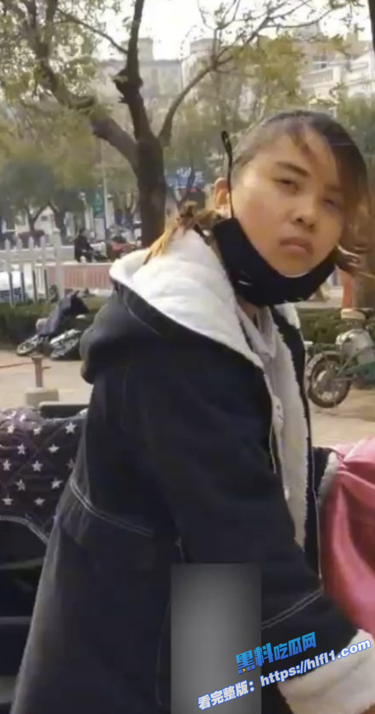 绝世老六 偷拍少妇如厕不算完 在厕所门口等少妇出来还要对别人说你的逼真黑！1