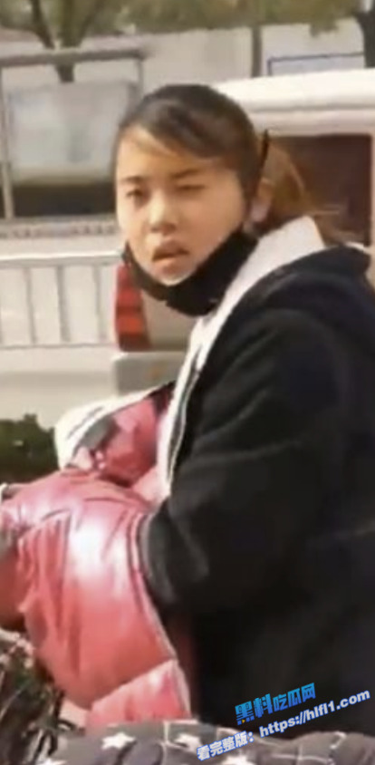 绝世老六 偷拍少妇如厕不算完 在厕所门口等少妇出来还要对别人说你的逼真黑!3 绝世老六 偷拍少妇如厕不算完 在厕所门口等少妇出来还要对别人说你的逼真黑!3