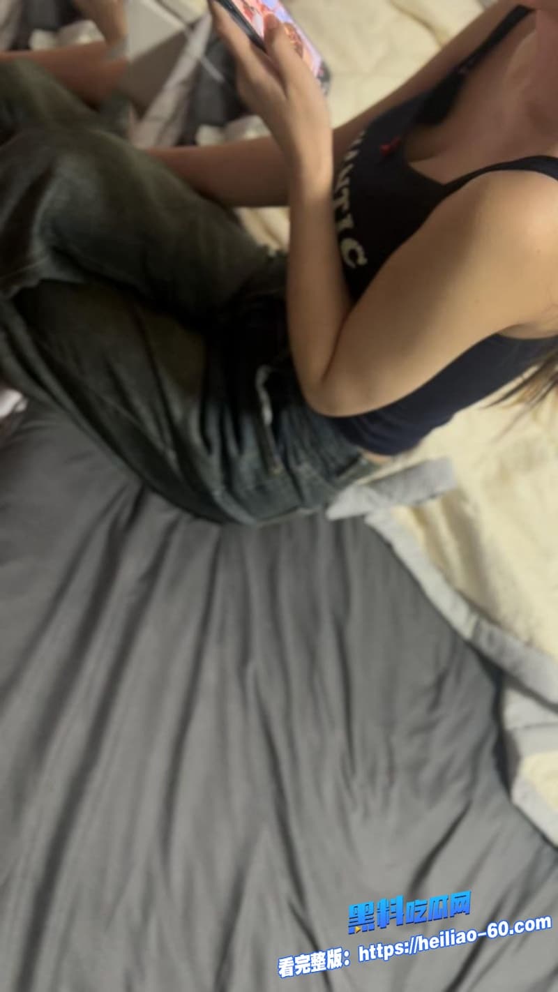 海角兄妹乱伦巨乳妹妹放假回家被亲哥掐奶子揉到硬随后疯狂爆操骚穴边挨操边揉阴蒂7