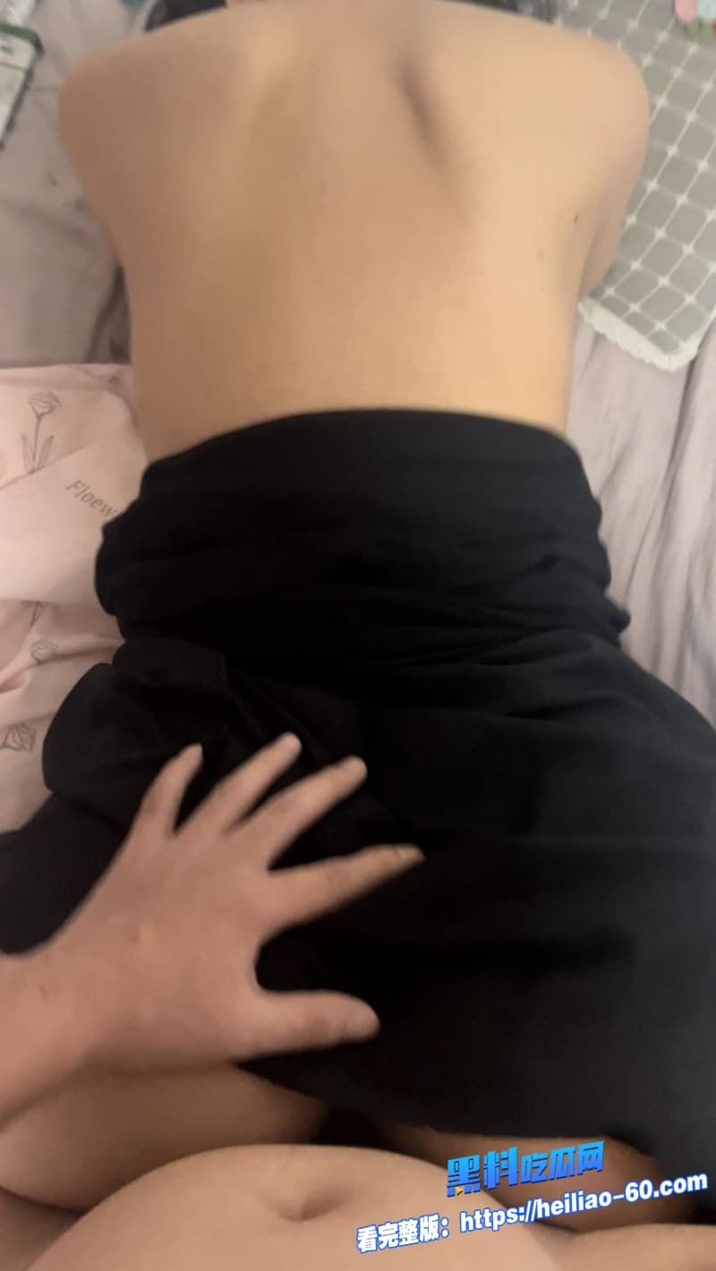 海角兄妹乱伦巨乳妹妹放假回家被亲哥掐奶子揉到硬随后疯狂爆操骚穴边挨操边揉阴蒂10