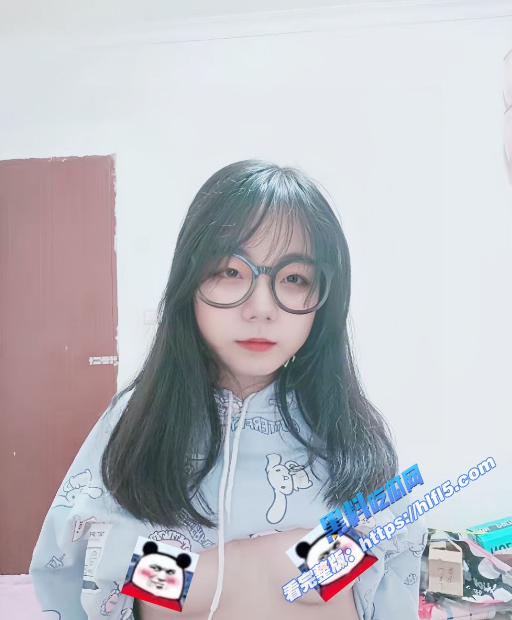 某学院白嫩眼镜妹 趁宿舍里面没人脱光自拍骚穴给男友看 私下里就是一只骚母狗！2