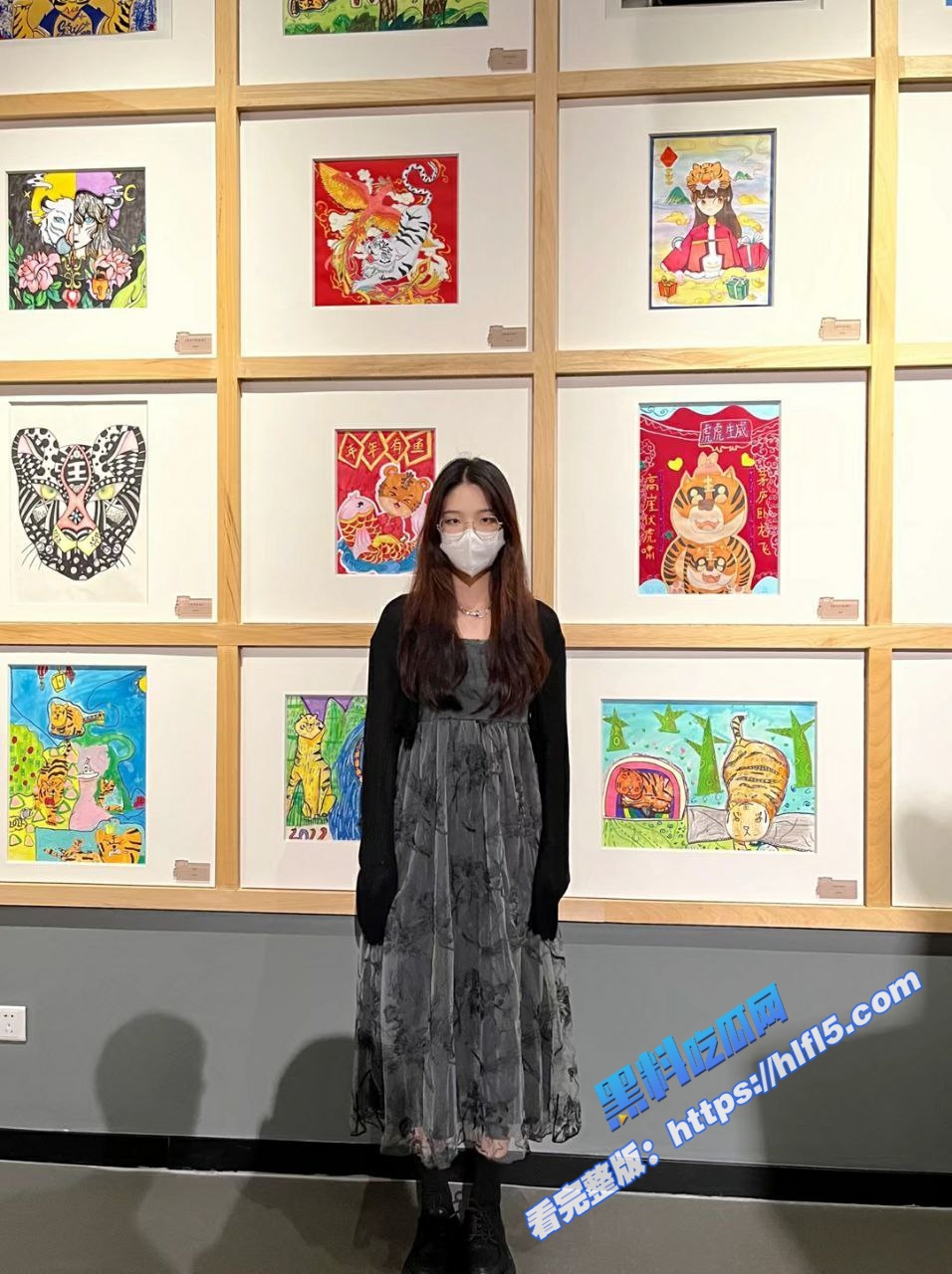 某学院白嫩眼镜妹 趁宿舍里面没人脱光自拍骚穴给男友看 私下里就是一只骚母狗！4