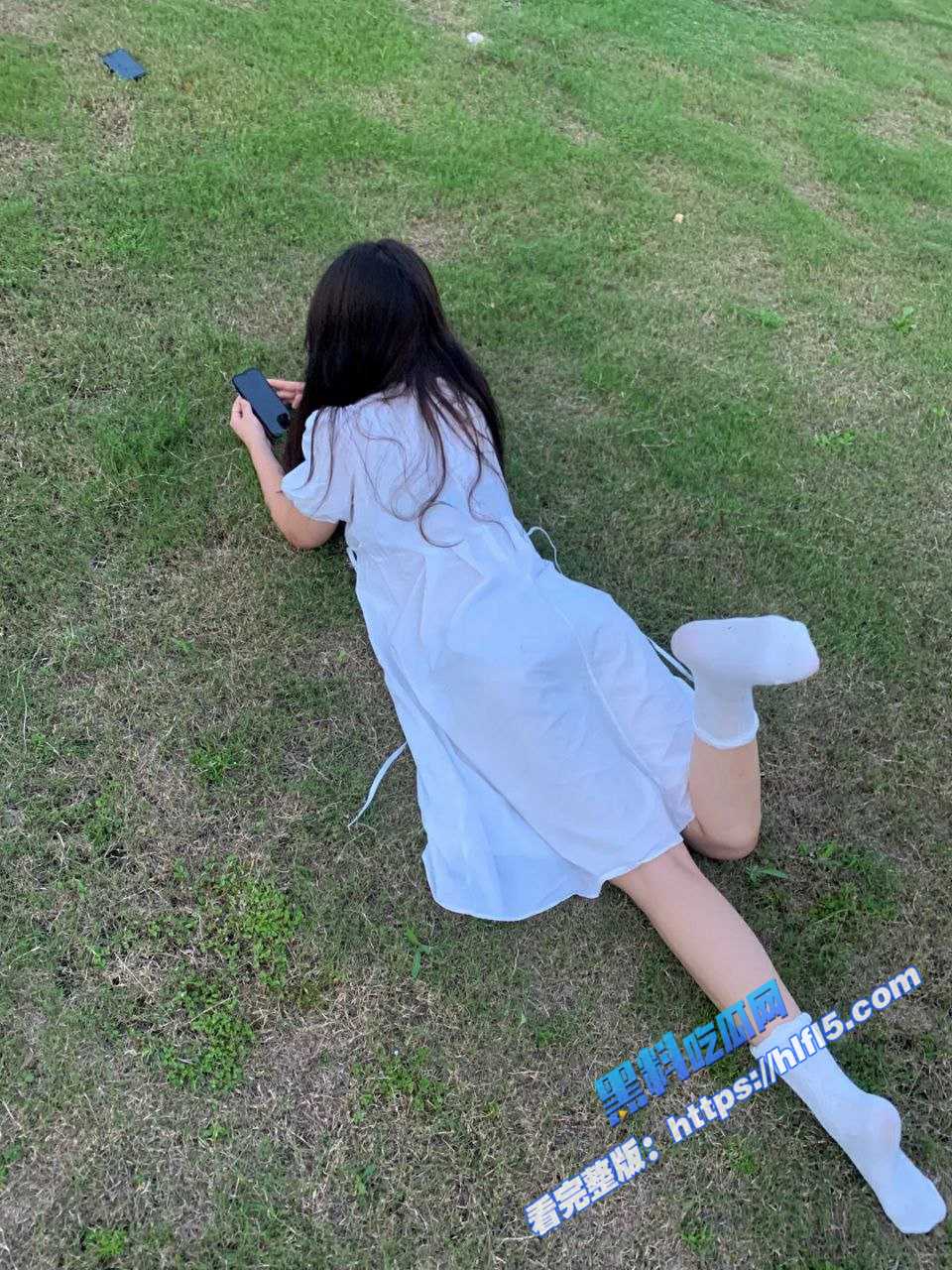 某学院白嫩眼镜妹 趁宿舍里面没人脱光自拍骚穴给男友看 私下里就是一只骚母狗！5