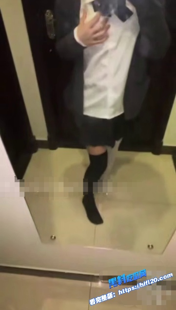 真实兄妹乱伦！给哥哥带来不一样的惊喜 穿着黑丝jk服 被哥哥大屌插入内射！图1