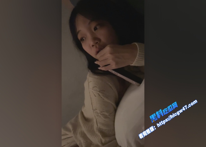 00后精神小妹在酒店被无套抽插的时候给自己闺蜜打电话一边电话一边强忍快感又不敢发出声 图1WH700x500px 00后精神小妹在酒店被无套抽插的时候给自己闺蜜打电话一边电话一边强忍快感又不敢发出声 图1WH700x500px