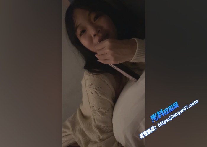 00后精神小妹在酒店被无套抽插的时候给自己闺蜜打电话一边电话一边强忍快感又不敢发出声 图2WH700x500px 00后精神小妹在酒店被无套抽插的时候给自己闺蜜打电话一边电话一边强忍快感又不敢发出声 图2WH700x500px