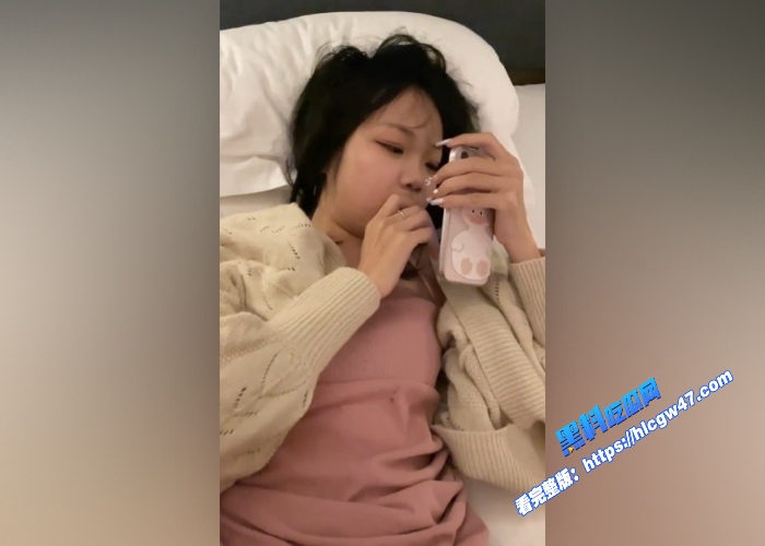 00后精神小妹在酒店被无套抽插的时候给自己闺蜜打电话一边电话一边强忍快感又不敢发出声 图5WH700x500px 00后精神小妹在酒店被无套抽插的时候给自己闺蜜打电话一边电话一边强忍快感又不敢发出声 图5WH700x500px