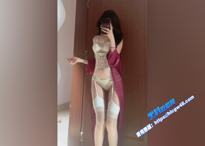 抖音167万粉丝网红小哭包不哭私人定制福利流出纹身热舞美脚秀黑丝性感美臀完美展示 图4WH700x500px 抖音167万粉丝网红小哭包不哭私人定制福利流出纹身热舞美脚秀黑丝性感美臀完美展示 图4WH700x500px