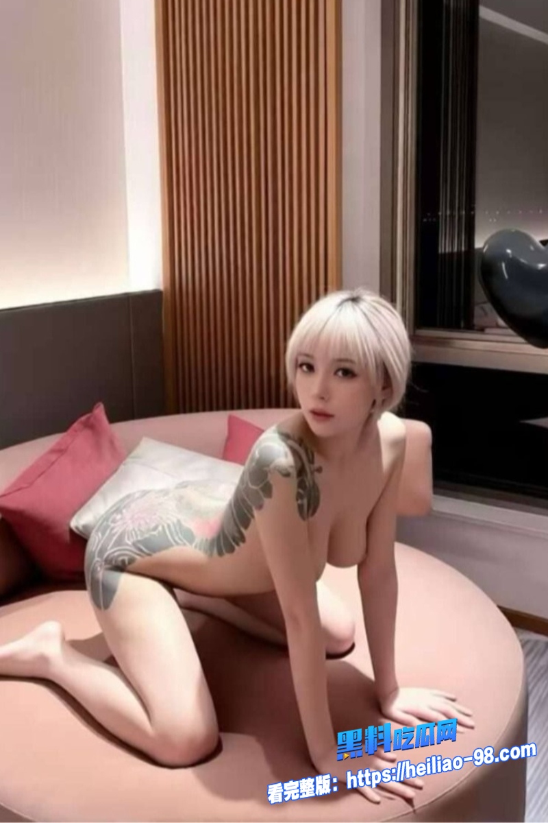 抖音爆火满背沙发女孩壁纸14