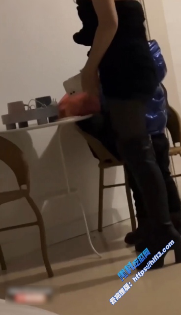 震碎三观！山东青岛少妇 带着三岁儿子出来约炮 被炮友黑屌爆操 儿子就在旁边观看！2