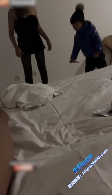 震碎三观！山东青岛少妇 带着三岁儿子出来约炮 被炮友黑屌爆操 儿子就在旁边观看！3