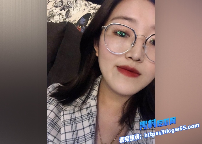 极品反差眼镜妹 居家私拍超多淫照发给网友 手机自拍视频 掀开上衣露出雪白的奶子 反差感十足！ 1