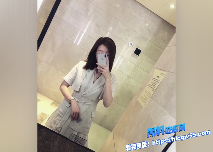 极品反差眼镜妹 居家私拍超多淫照发给网友 手机自拍视频 掀开上衣露出雪白的奶子 反差感十足！ 2