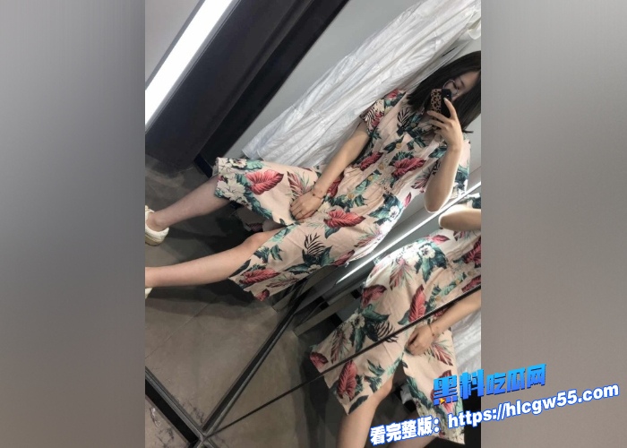 极品反差眼镜妹 居家私拍超多淫照发给网友 手机自拍视频 掀开上衣露出雪白的奶子 反差感十足！ 4