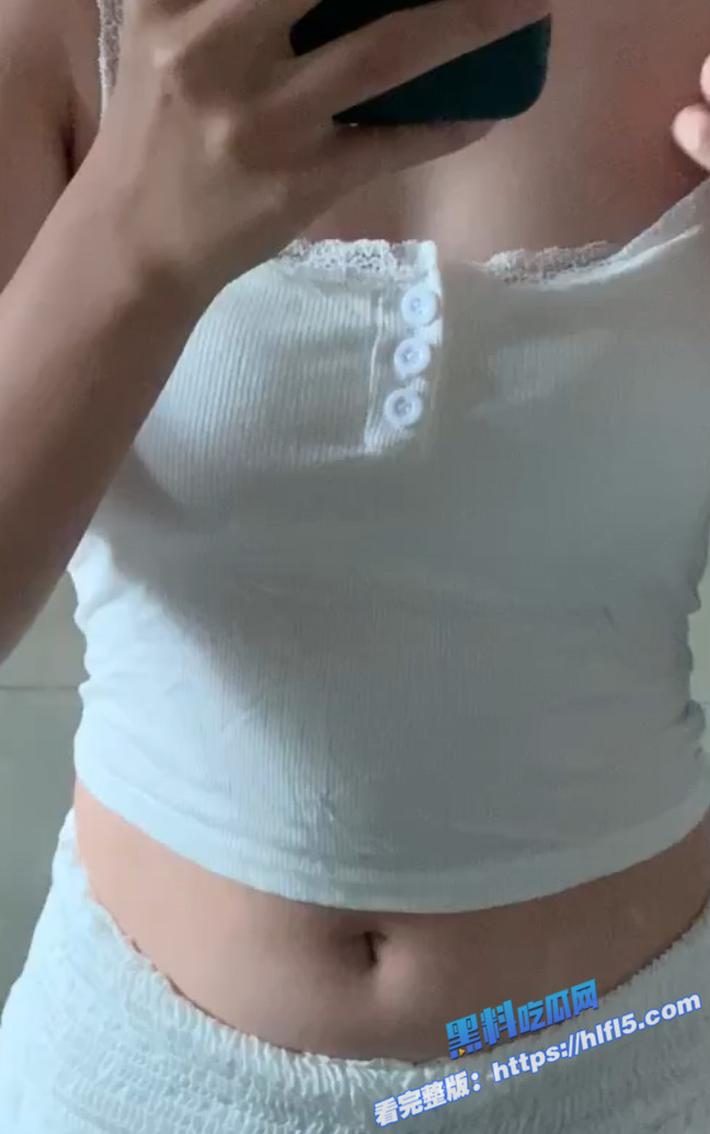 上海市浦东新区反差女生 完美的身材各种自拍​ 女高中生贫乳最近长痘了！1
