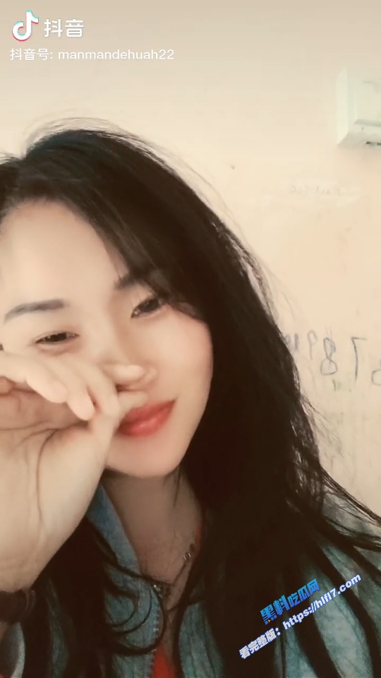抖音少妇 漫漫画画 不雅视频自慰视频被曝光 身穿黑丝疯狂勾引 骚穴摸两下水就出来了！2