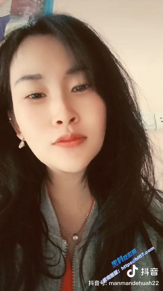 抖音少妇 漫漫画画 不雅视频自慰视频被曝光 身穿黑丝疯狂勾引 骚穴摸两下水就出来了！3