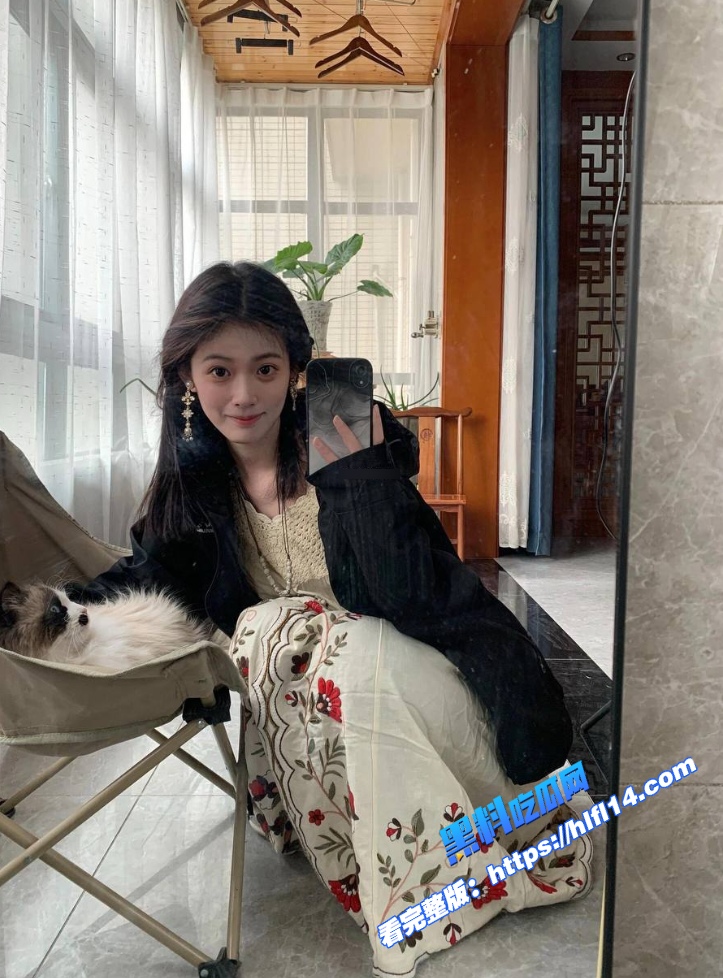 抖音网红高颜值纯欲美女 裸体风骚热舞 自慰扣逼裸露白虎一线天 看着真想舔！1