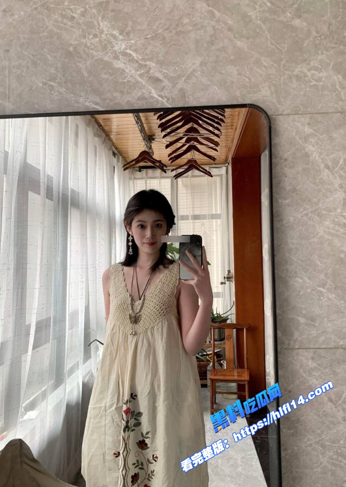 抖音网红高颜值纯欲美女 裸体风骚热舞 自慰扣逼裸露白虎一线天 看着真想舔！2