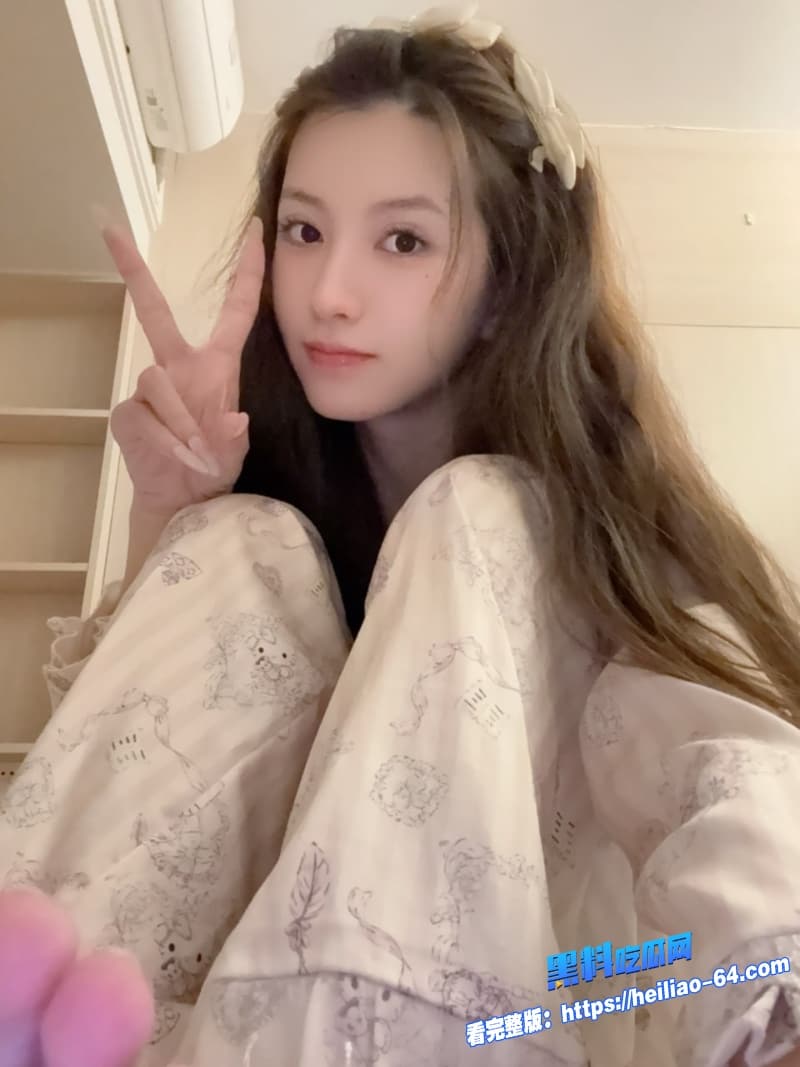 推特网红吸吸林3月新作秘书的任务就是做好肉便器身穿开裆黑丝被老板疯狂爆操到高潮5