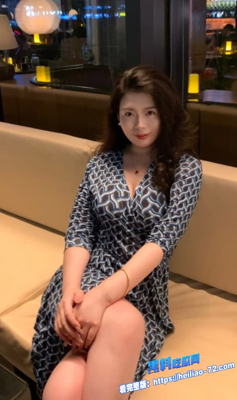 真实母子乱伦儿子忍不住把骚妈按在床上爆操娴熟的姿势堪称AV女优1 真实母子乱伦儿子忍不住把骚妈按在床上爆操娴熟的姿势堪称AV女优1