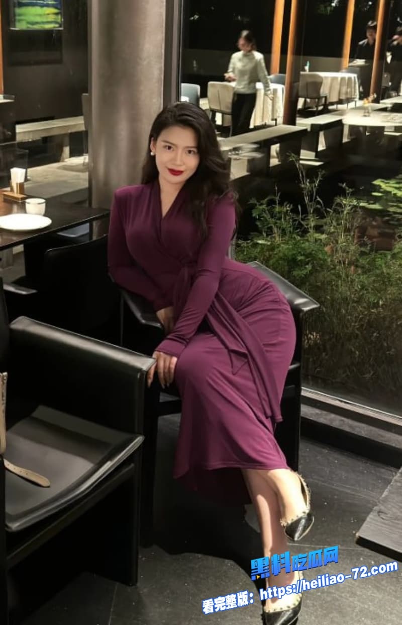 真实母子乱伦儿子忍不住把骚妈按在床上爆操娴熟的姿势堪称AV女优3 真实母子乱伦儿子忍不住把骚妈按在床上爆操娴熟的姿势堪称AV女优3