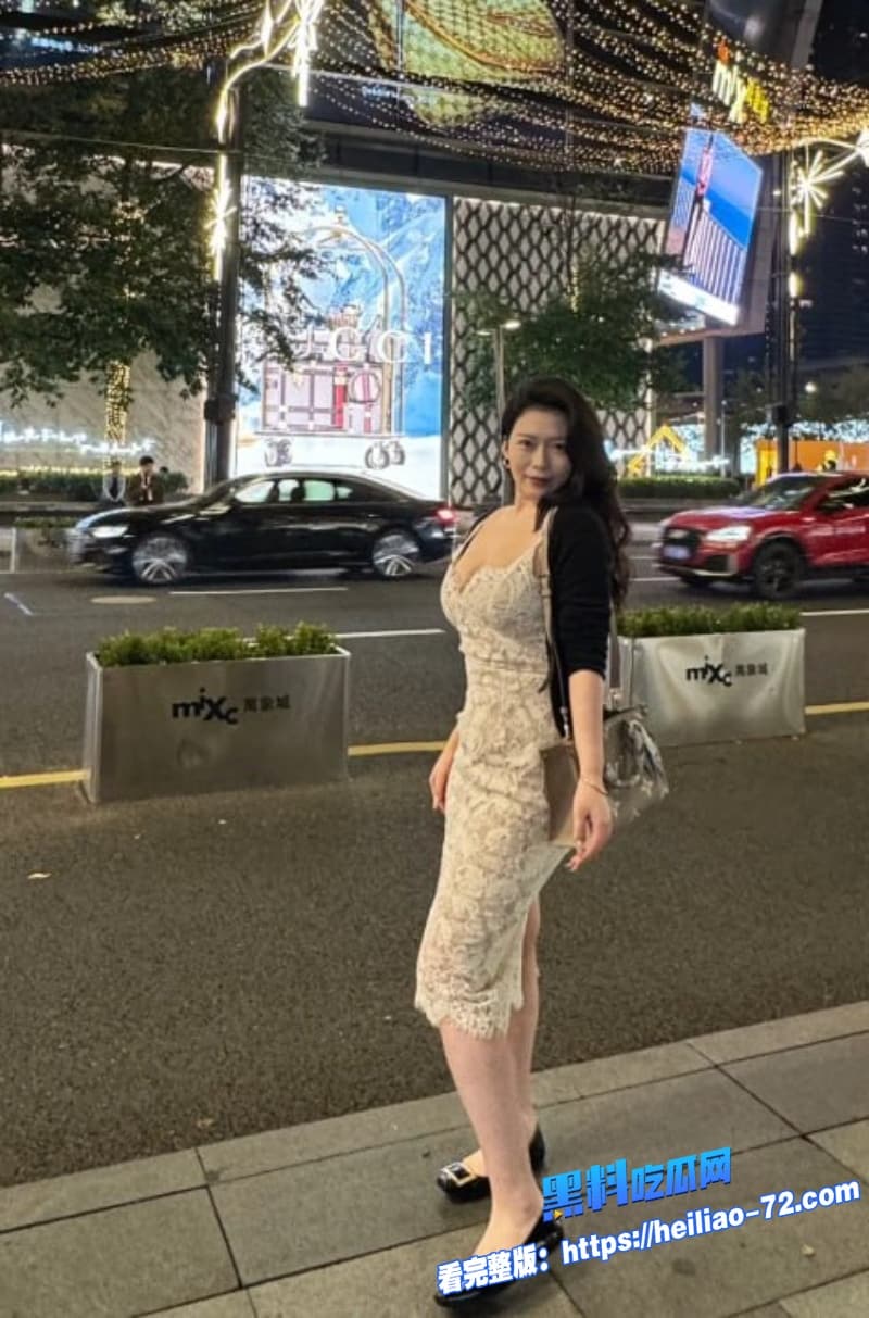 真实母子乱伦儿子忍不住把骚妈按在床上爆操娴熟的姿势堪称AV女优6 真实母子乱伦儿子忍不住把骚妈按在床上爆操娴熟的姿势堪称AV女优6