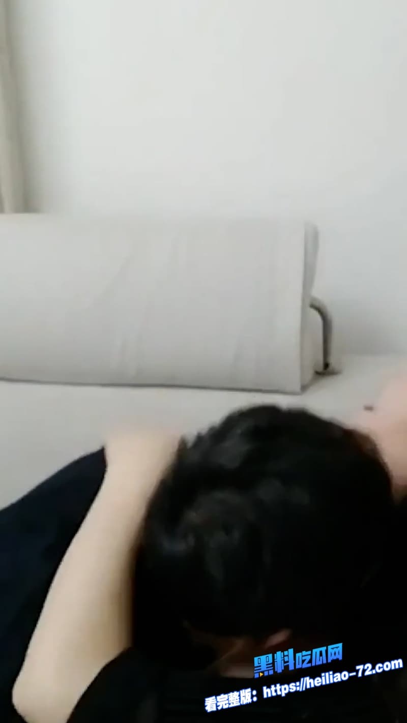 真实母子乱伦儿子忍不住把骚妈按在床上爆操娴熟的姿势堪称AV女优9 真实母子乱伦儿子忍不住把骚妈按在床上爆操娴熟的姿势堪称AV女优9
