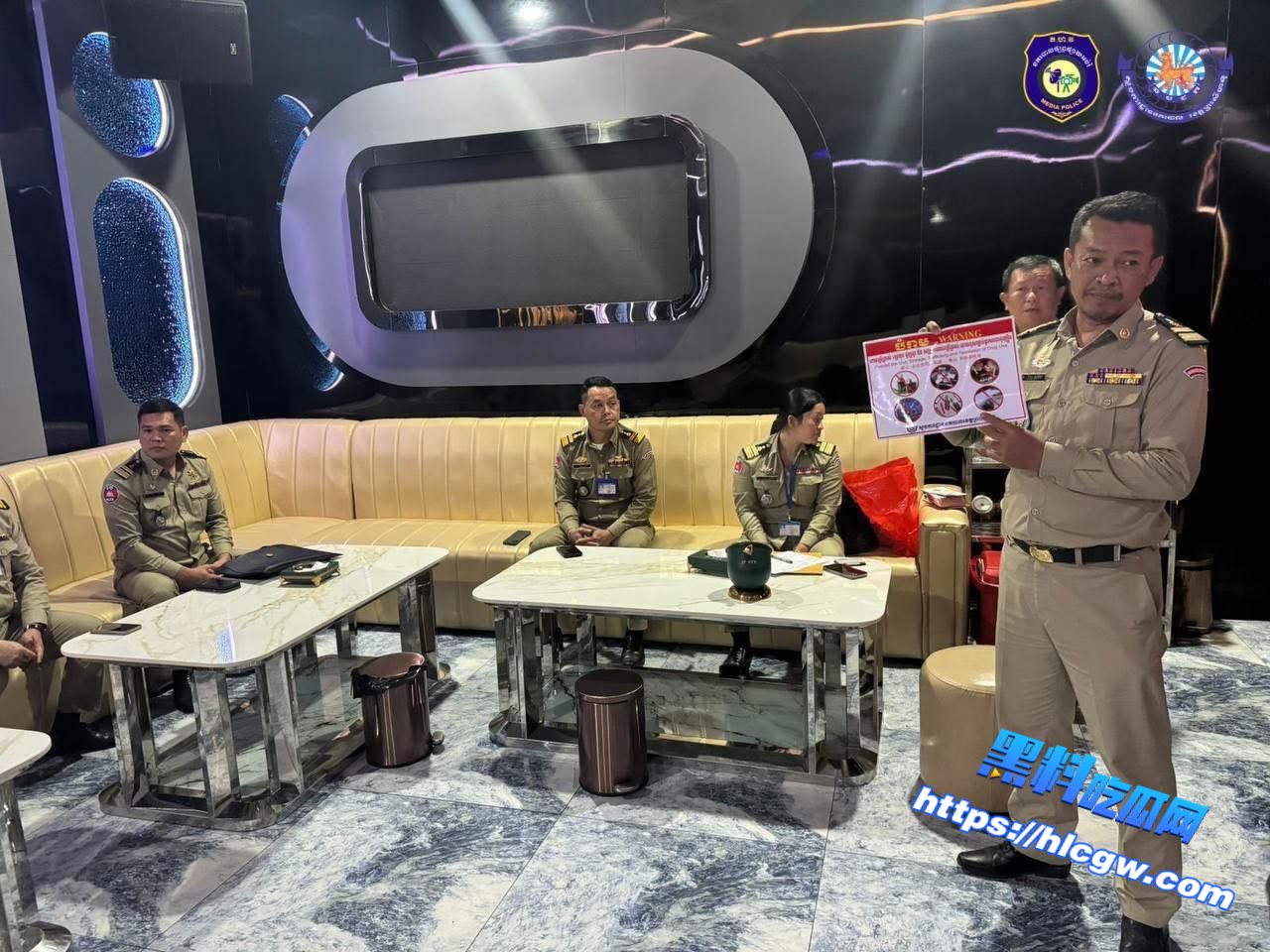 西港警方深入KTV现场进行禁毒宣传!02 西港警方深入KTV现场进行禁毒宣传!02