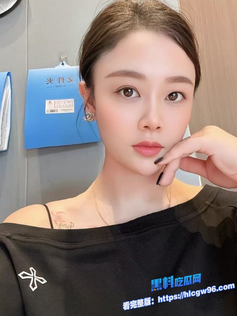 成熟的母亲在喝一瓶葡萄酒后被儿子沙发上偷偷性交 1
