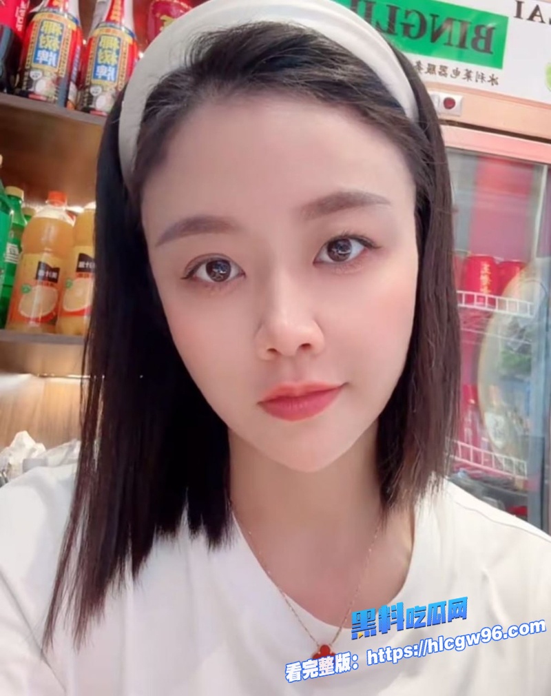 成熟的母亲在喝一瓶葡萄酒后被儿子沙发上偷偷性交 2