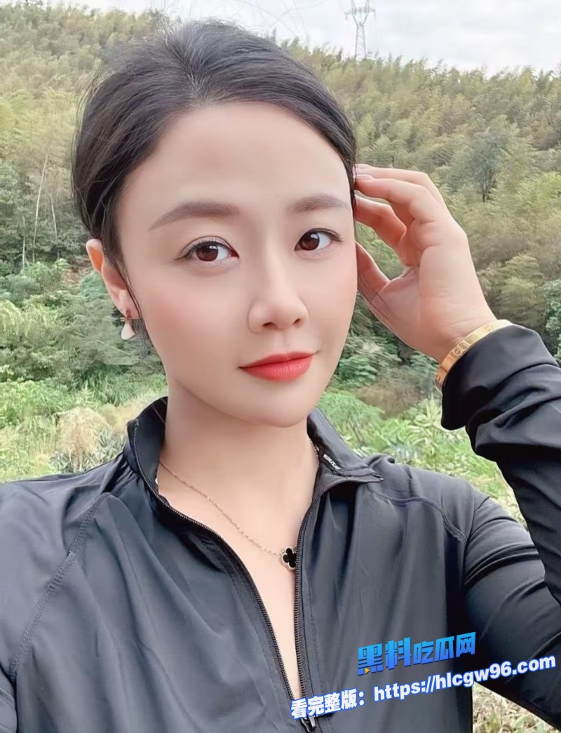 成熟的母亲在喝一瓶葡萄酒后被儿子沙发上偷偷性交 3