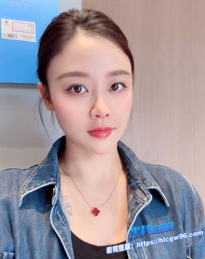 成熟的母亲在喝一瓶葡萄酒后被儿子沙发上偷偷性交 4