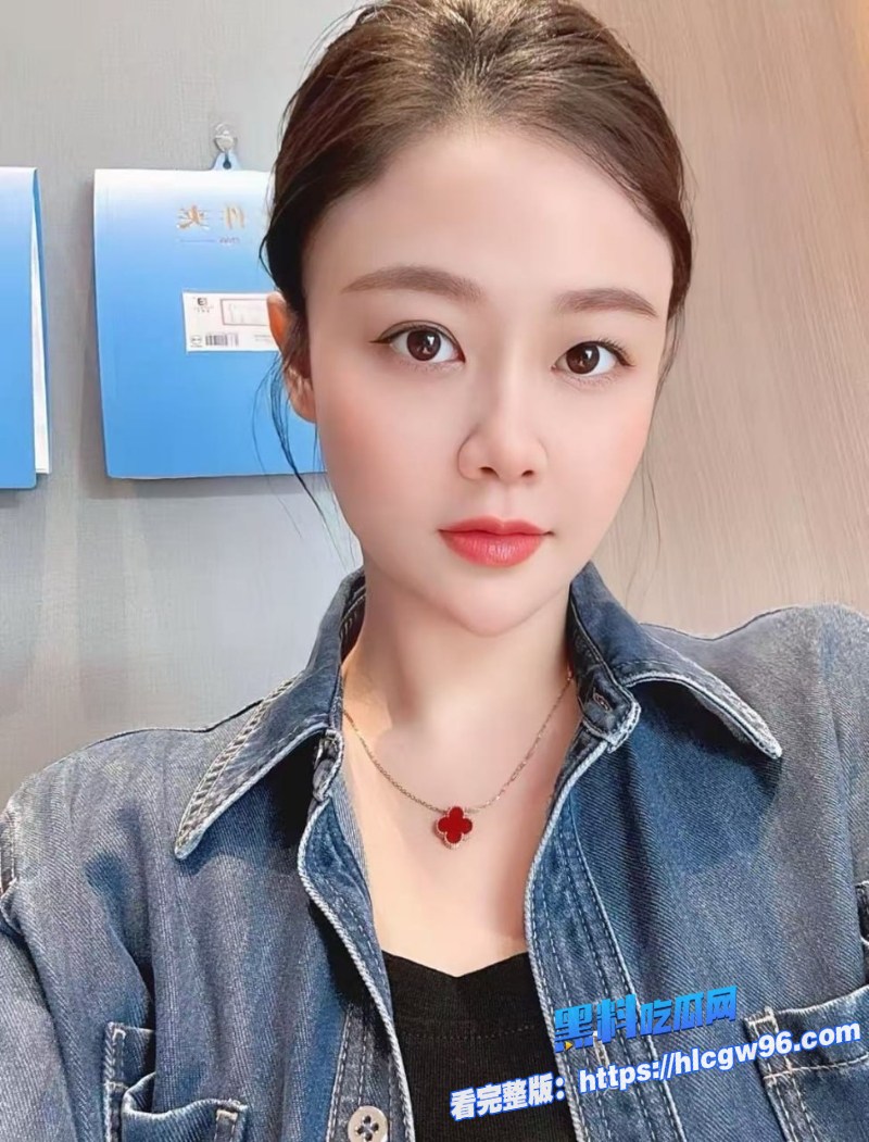 成熟的母亲在喝一瓶葡萄酒后被儿子沙发上偷偷性交 5