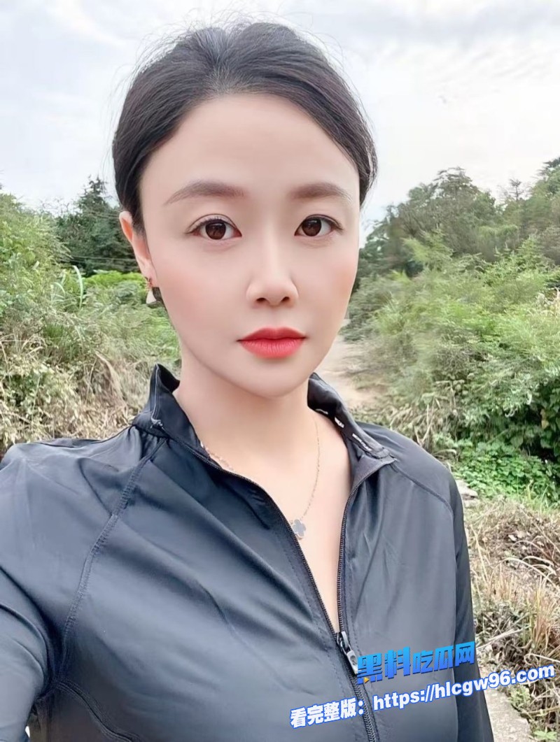 成熟的母亲在喝一瓶葡萄酒后被儿子沙发上偷偷性交 6