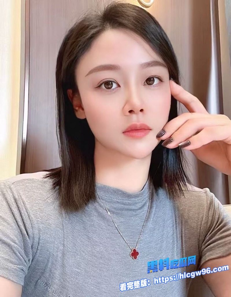 成熟的母亲在喝一瓶葡萄酒后被儿子沙发上偷偷性交 7