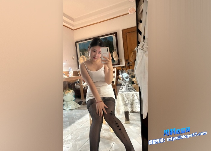 推特高颜值反差女网红依依私密生活照露点福利曝光日常喜欢穿各种丝袜擦边居多 图21