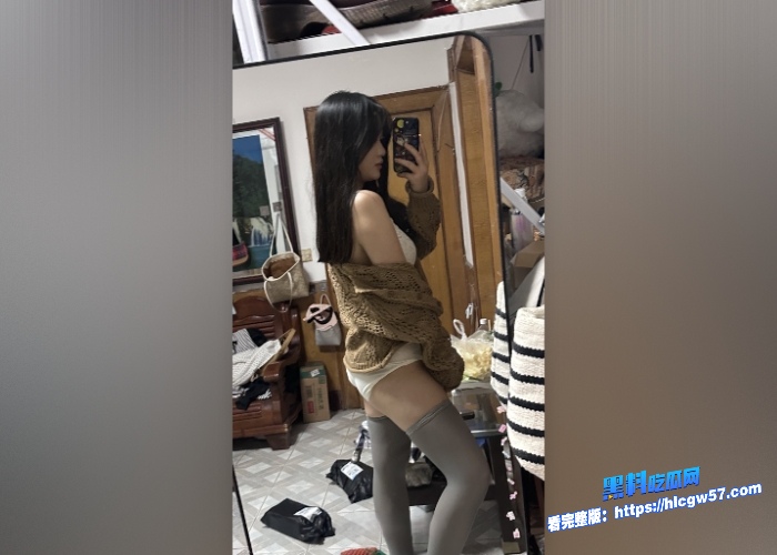 推特高颜值反差女网红依依私密生活照露点福利曝光日常喜欢穿各种丝袜擦边居多 图25