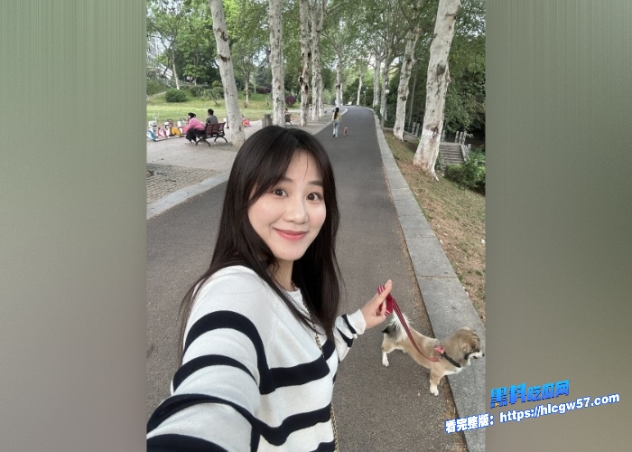 推特高颜值反差女网红依依私密生活照露点福利曝光日常喜欢穿各种丝袜擦边居多 图30